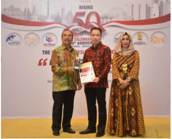 indomobil finance menadapatkan penghargaan dari majalah Economic Review